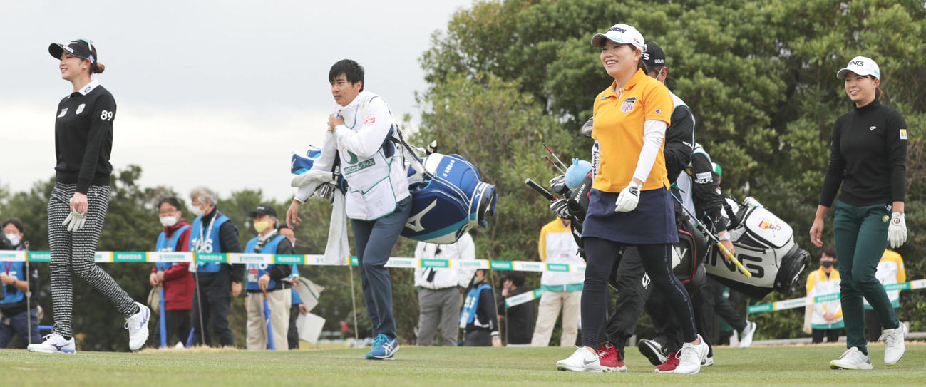 1番、ティーショットを放ち第2打へ移動する渋野日向子（右端）、勝みなみ（同2人目）、原英莉花（左端）（撮影・前田充）