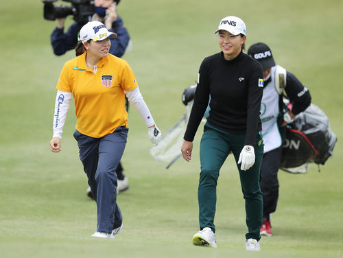 13番、勝（左）と談笑しながら第2打に向かう渋野（撮影・前田充）