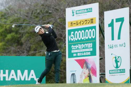 17番、ティーショットを放つ渋野（撮影・前田充）
