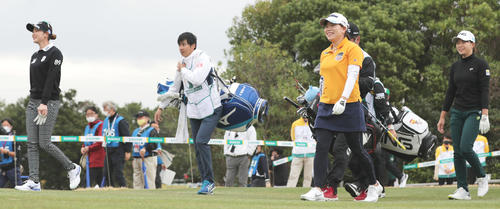 1番、ティーショットを放ち第2打へ移動する渋野日向子（右端）、勝みなみ（同2人目）、原英莉花（左端）（撮影・前田充）
