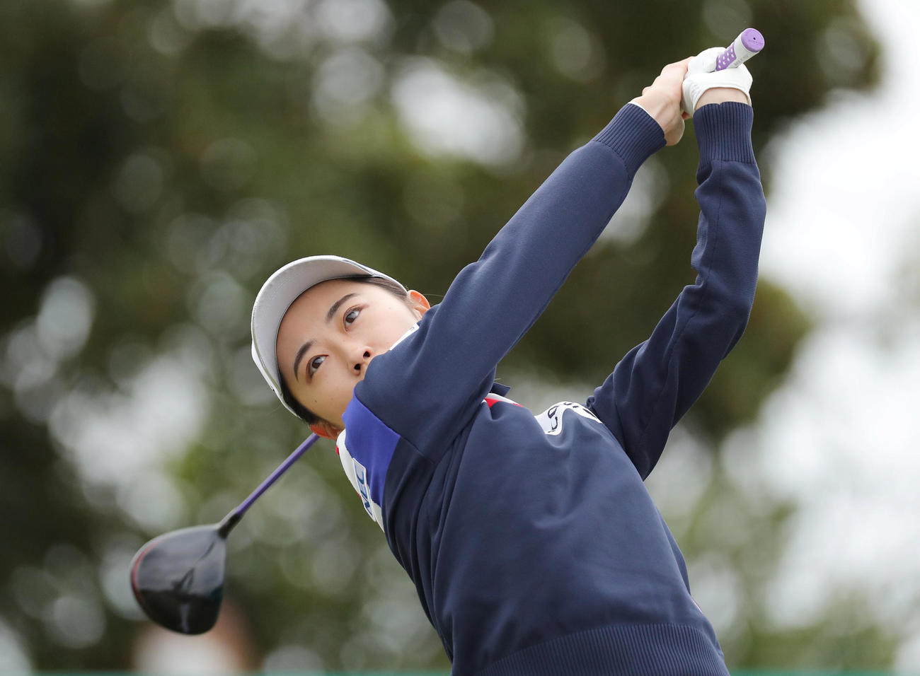 1番、ティーショットを放つ安田祐香（撮影・前田充）