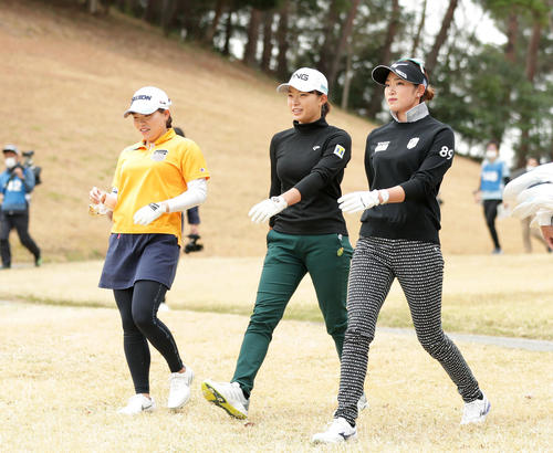 4番、ティーショットを放ち談笑しながら第2打に向かう、左から勝みなみ、渋野日向子、原英莉花（撮影・前田充）