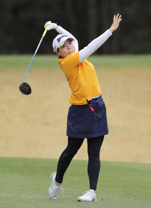 7番、ティーショットを放つ勝みなみ（撮影・前田充）