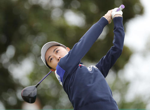 1番、ティーショットを放つ安田祐香（撮影・前田充）