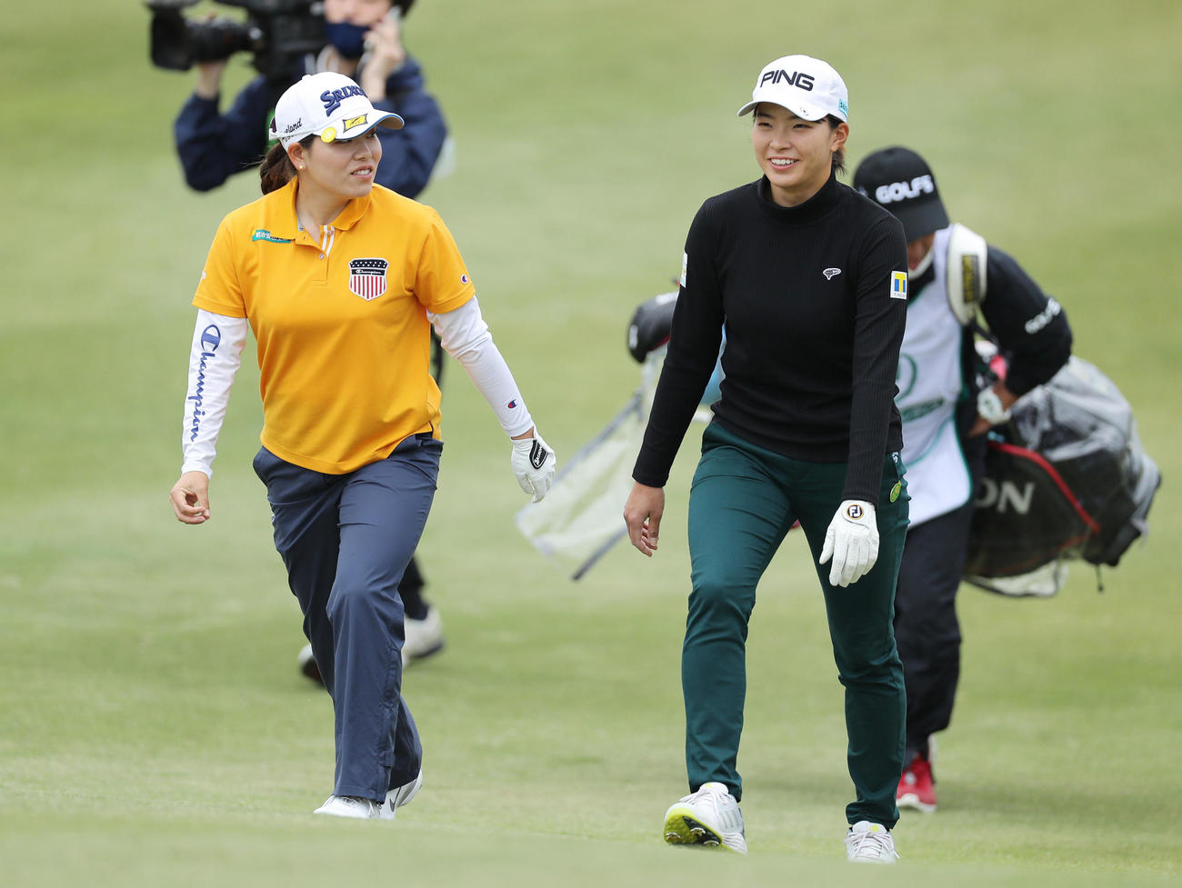 13番、勝（左）と談笑しながら第2打に向かう渋野（撮影・前田充）