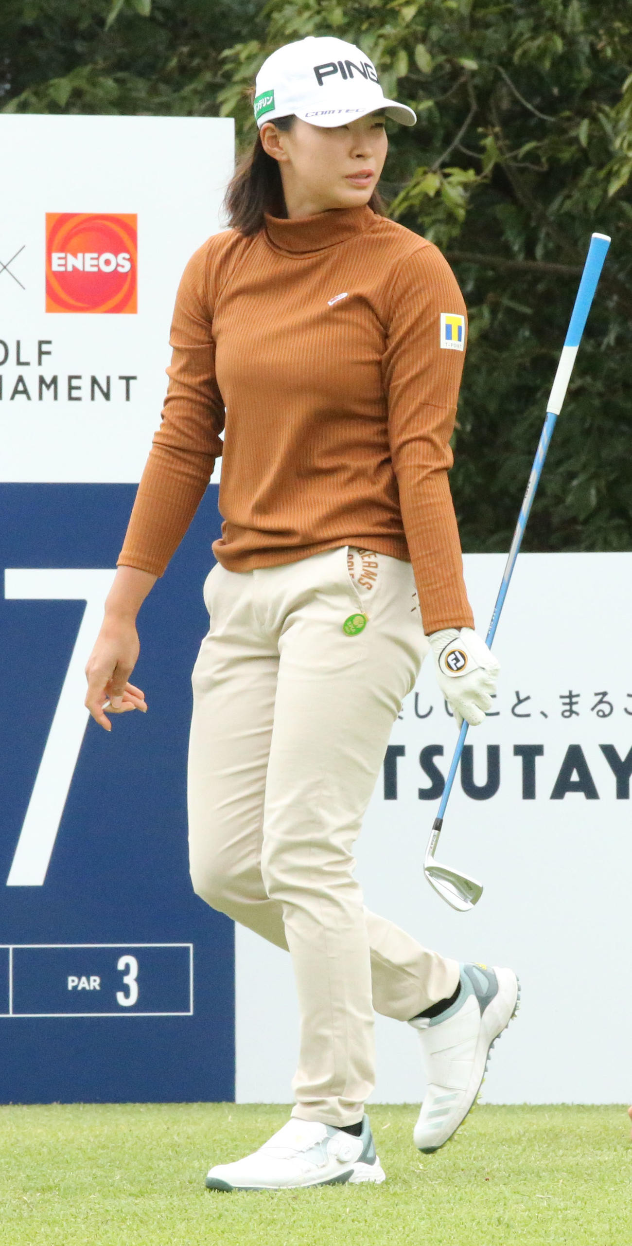 17番、ティーショットのボールの行方を見守る渋野日向子（撮影・屋方直哉）