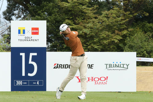 15番、ティーショットを放つ渋野日向子(撮影・屋方直哉)