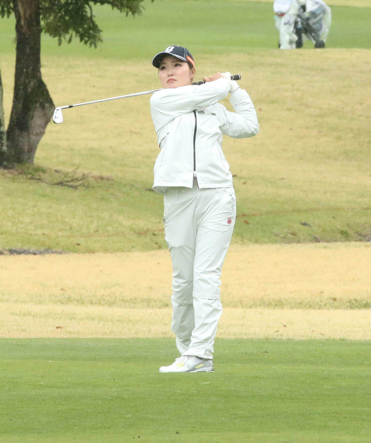 9番、第2打を放つ高橋彩華（撮影・屋方直哉）