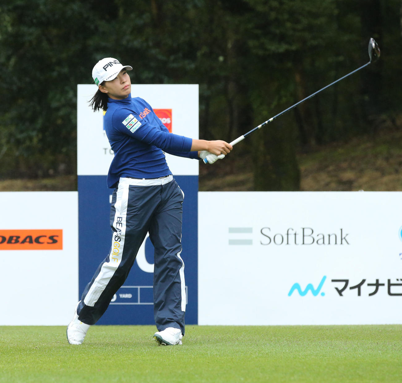 2日目（サスペンデッド）　18番、ティーショットを放つ渋野日向子（撮影・屋方直哉）