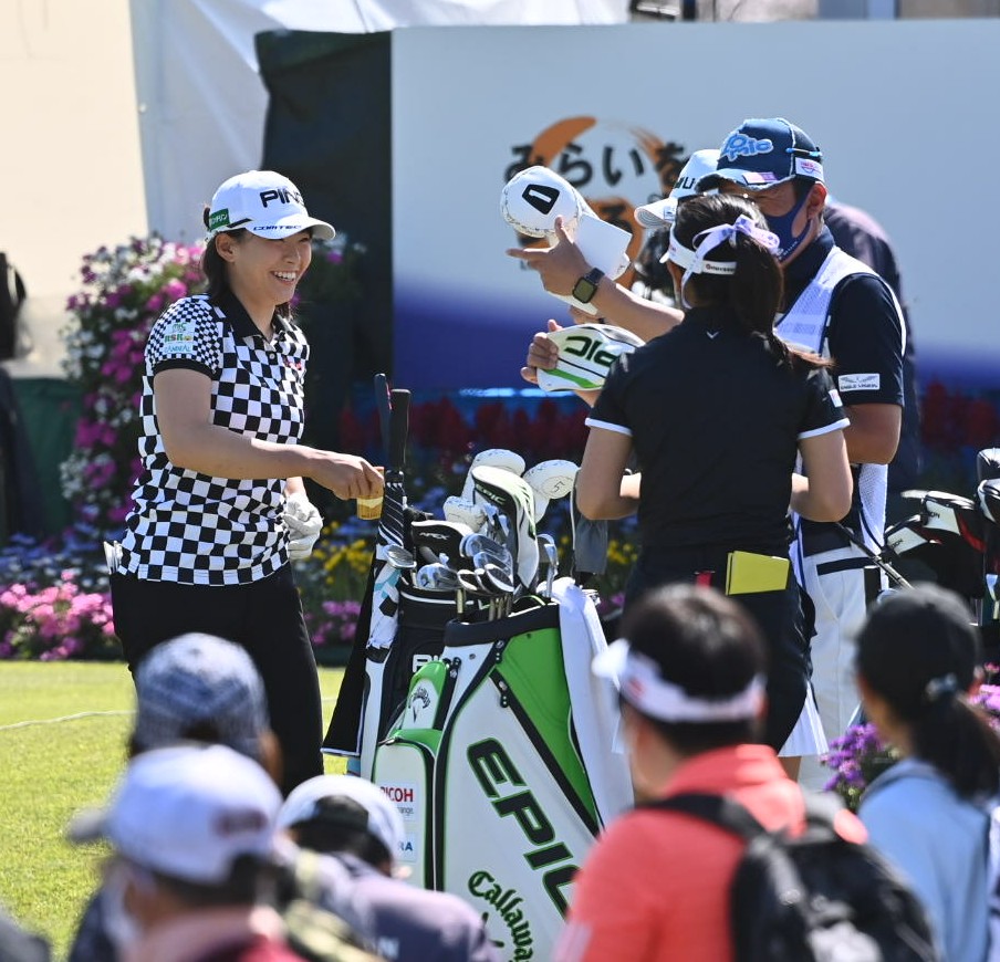 1番、ティーグラウンドで笑顔を見せる渋野日向子（撮影・上田博志）