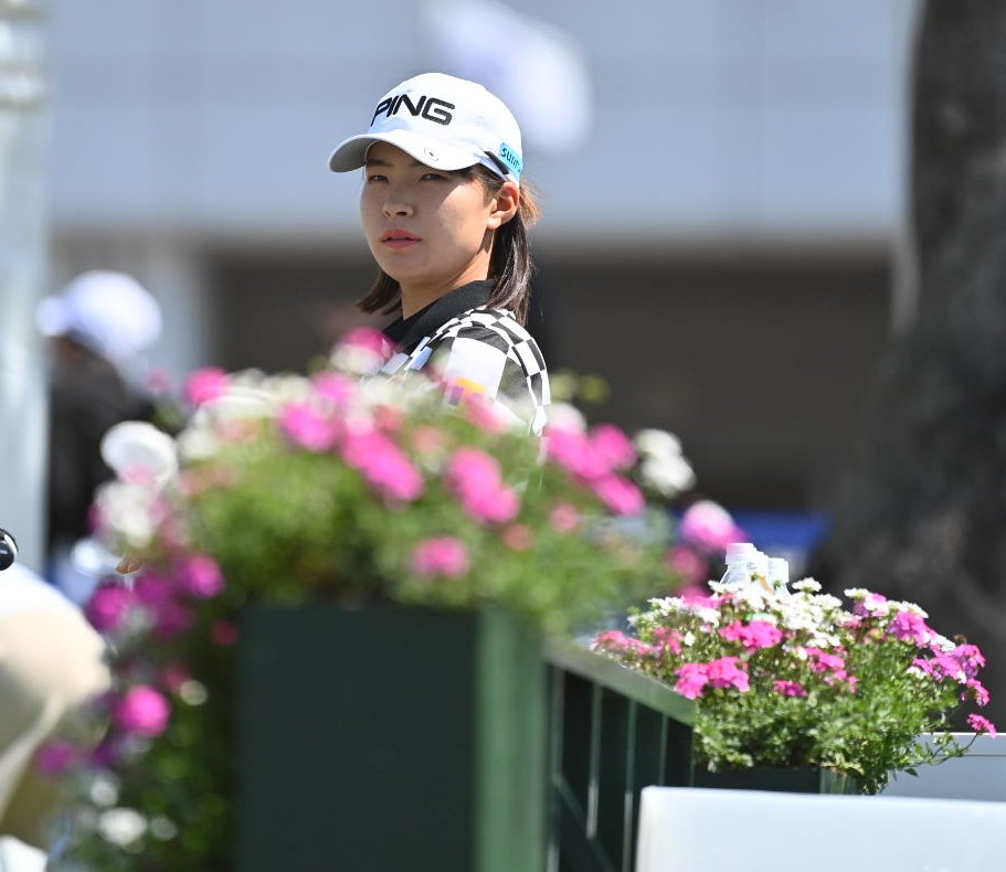10番、ティーショットを花壇の前で待つ渋野日向子（撮影・上田博志）