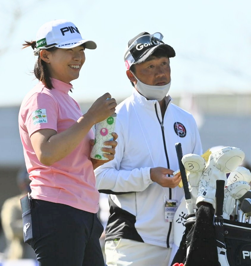 1番、ティーグラウンドで笑顔を見せる渋野日向子（撮影・上田博志）