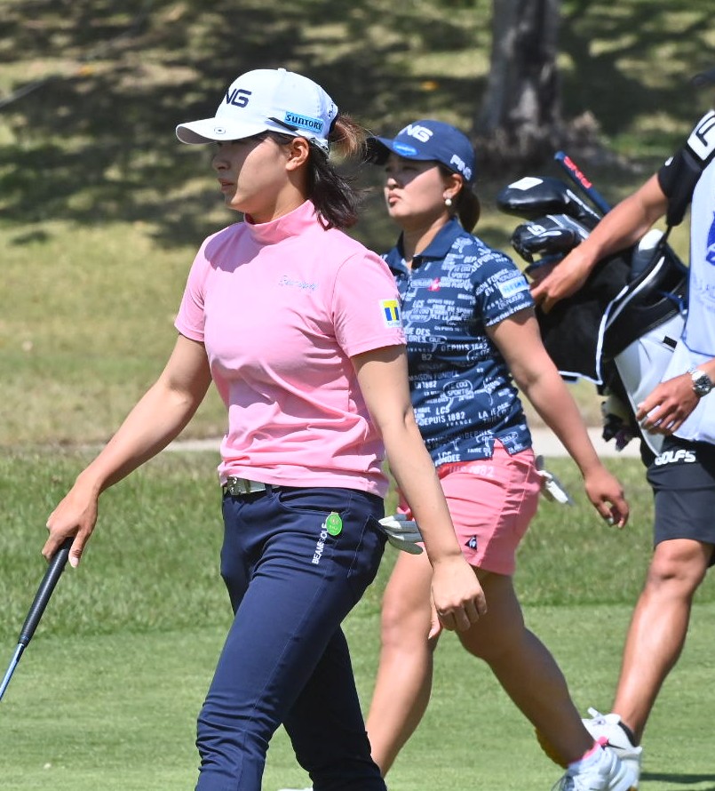 8番、鈴木愛(右)とグリーンへ向かう渋野日向子（撮影・上田博志）