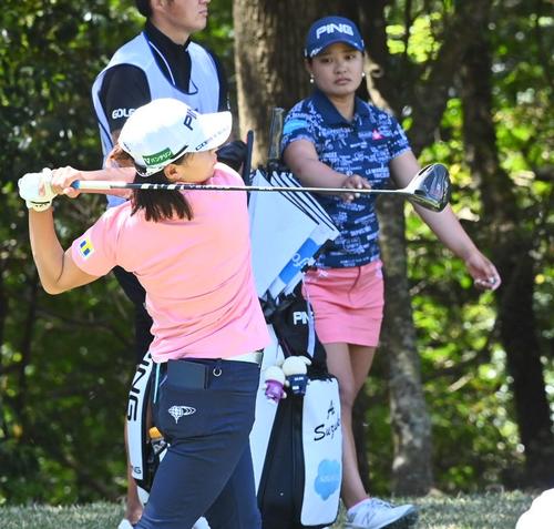 11番、ティーショットを放つ渋野日向子。奥は鈴木愛(撮影・上田博志)