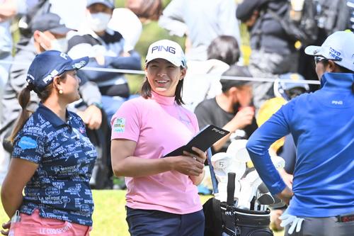 13番、鈴木愛(左)、比嘉真美子(右)と談笑する渋野日向子(撮影・上田博志)