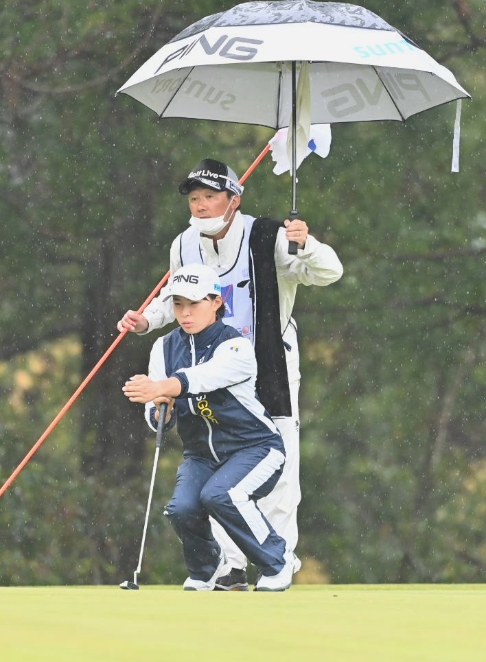 13番、ラインを確認する渋野日向子（撮影・上田博志）