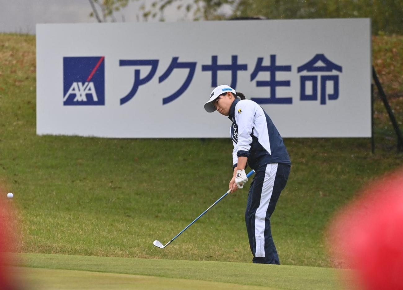 15番、アプローチショットを放つ渋野日向子（撮影・上田博志）