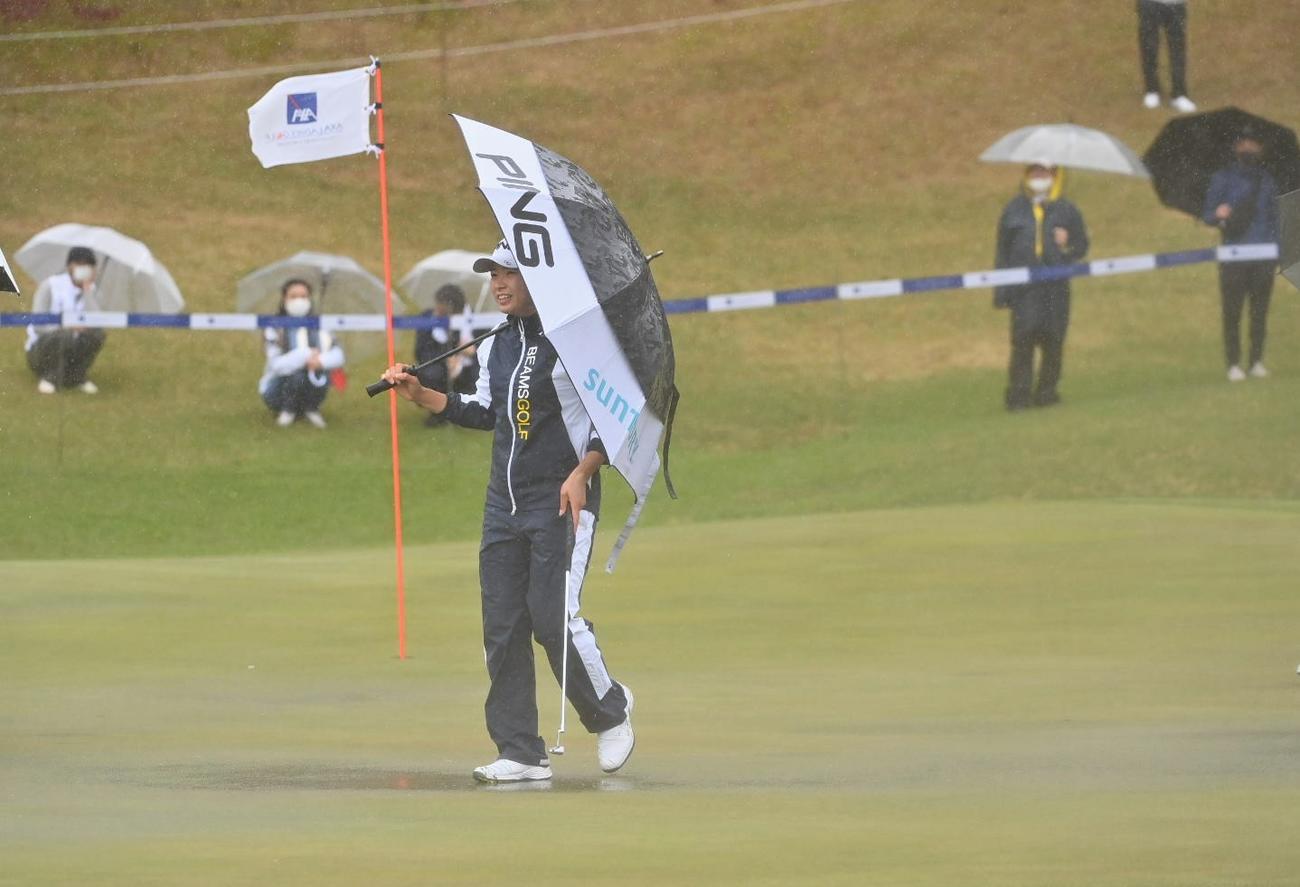 18番、大雨のために試合が中断し、水溜まりのできたグリーンを引き揚げる渋野日向子（撮影・上田博志）