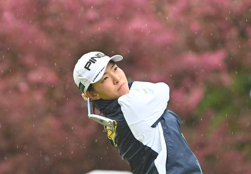 16番、ティーショットを放つ渋野日向子（撮影・上田博志）