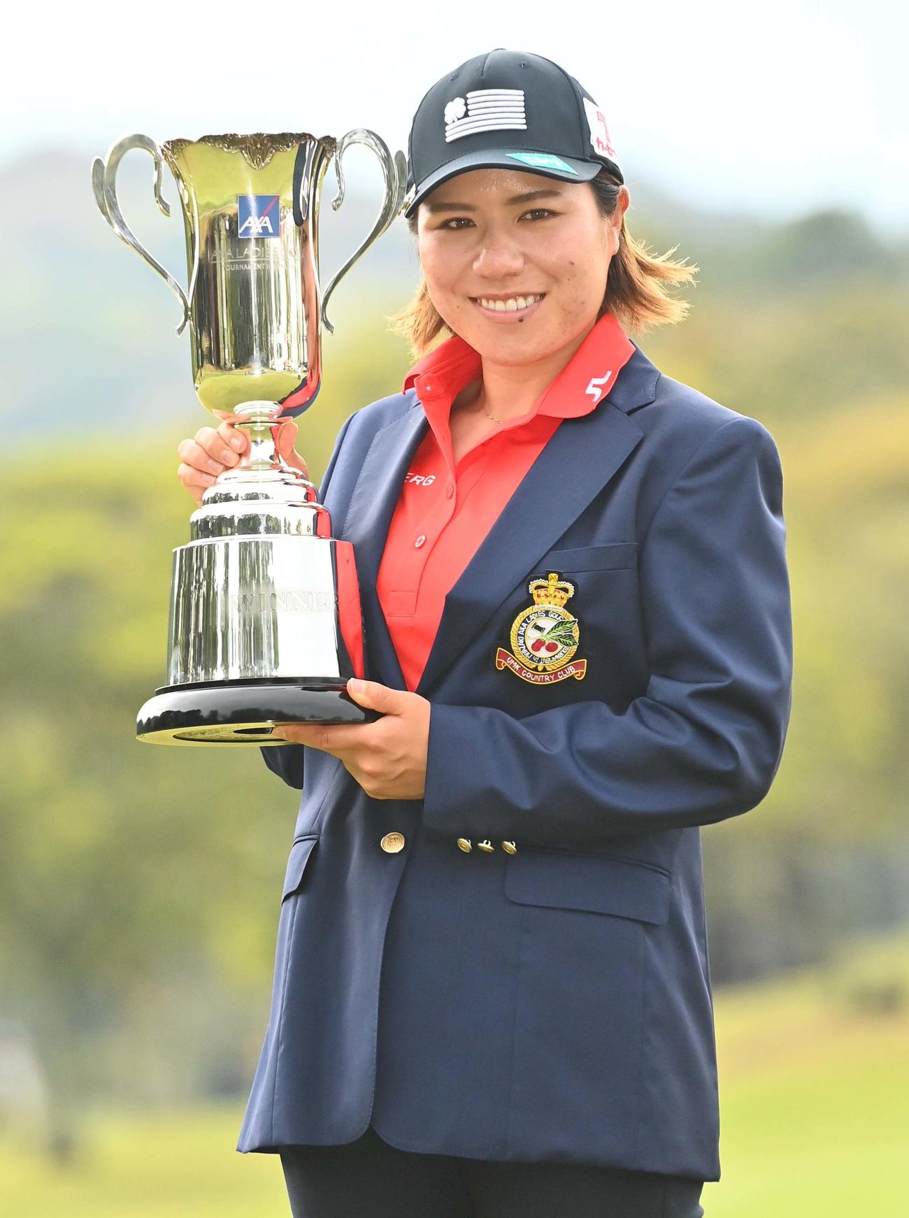 アクサレディースを制した岡山絵里は優勝カップを手に笑顔を見せる（撮影・上田博志）