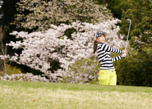17番、満開の桜を背にティーショットを放つ上田（撮影・江口和貴）