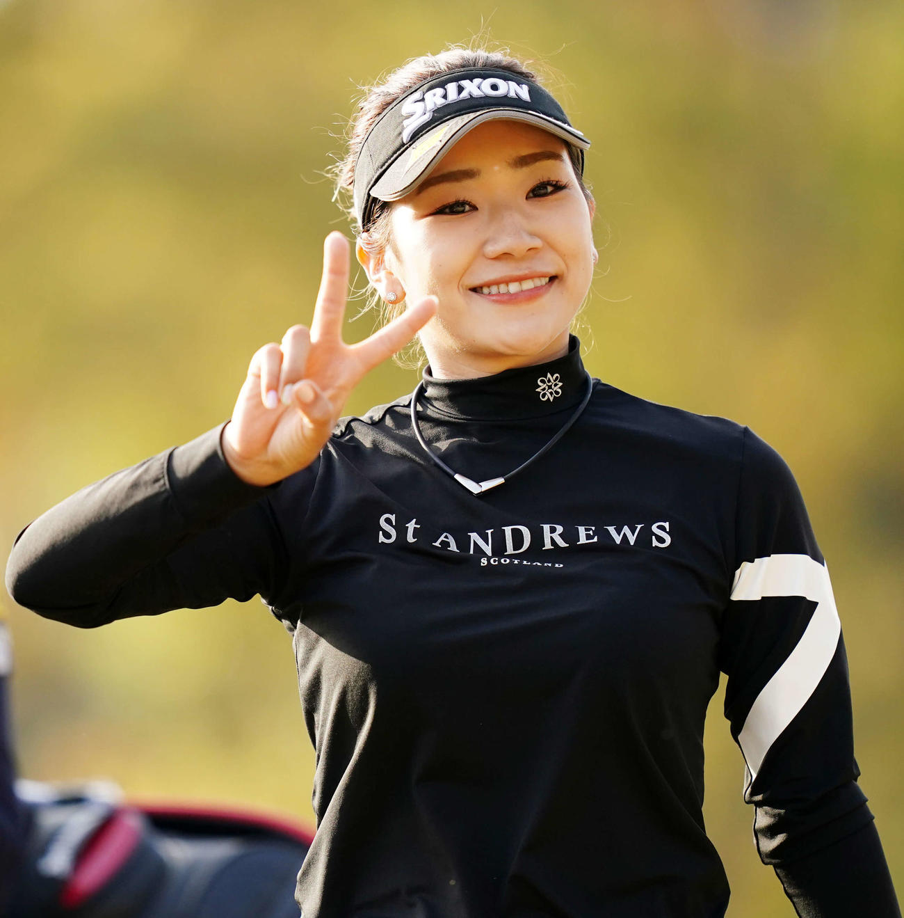 10番、ピースサインを見せる安田彩（撮影・江口和貴）