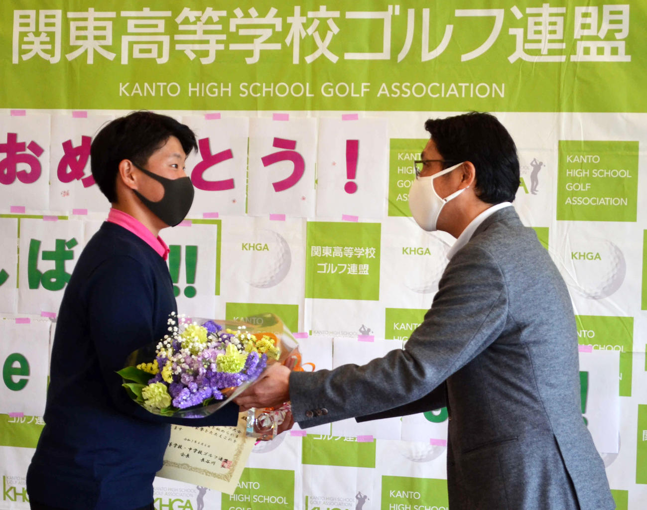 男子優勝の塚原悠斗（左）は特別後援ピンゴルフジャパン岡田健二副社長から花束を受ける（撮影・吉池彰）