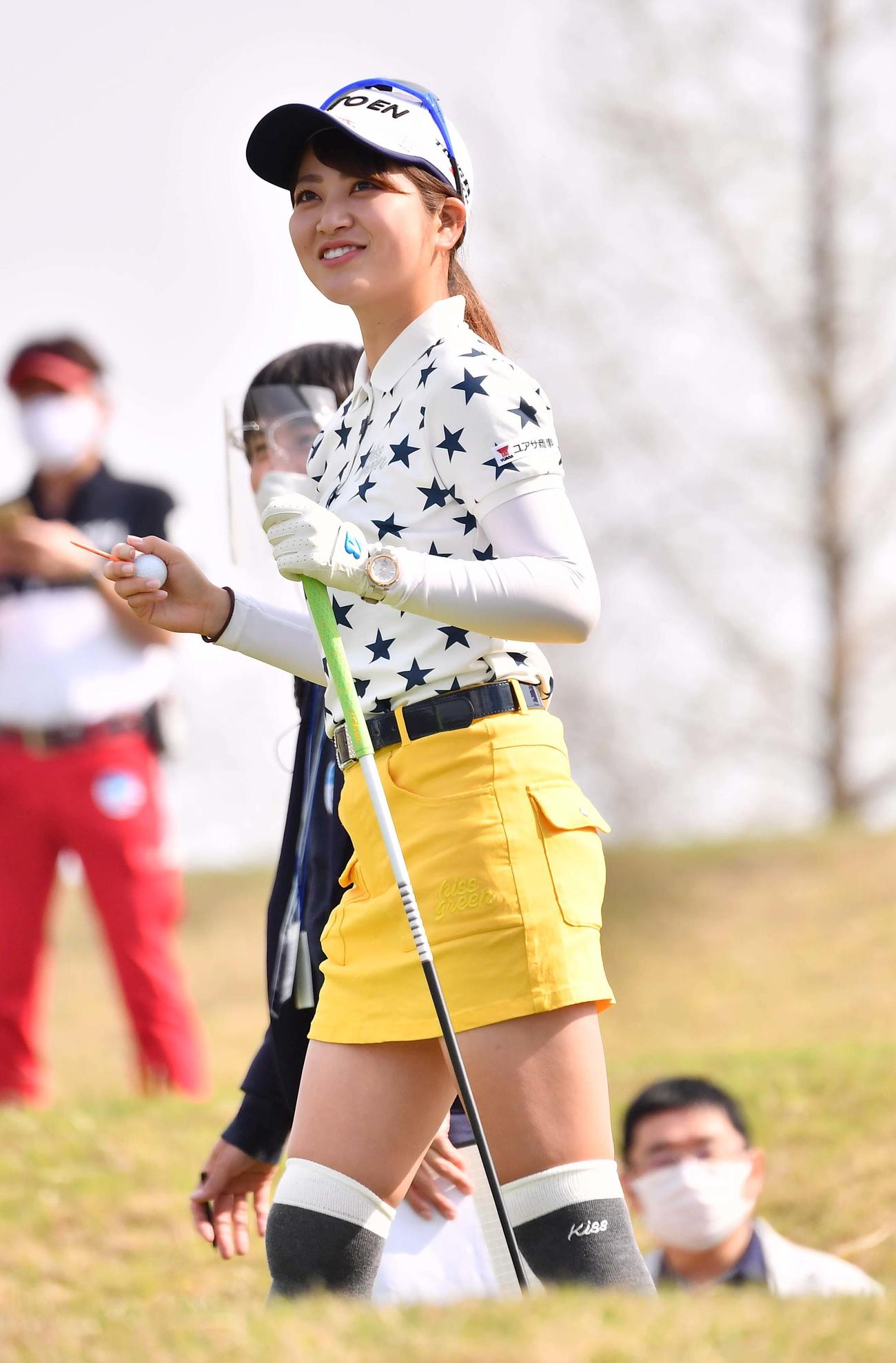 プロアマ戦を笑顔でラウンドする田辺（撮影・上田博志）
