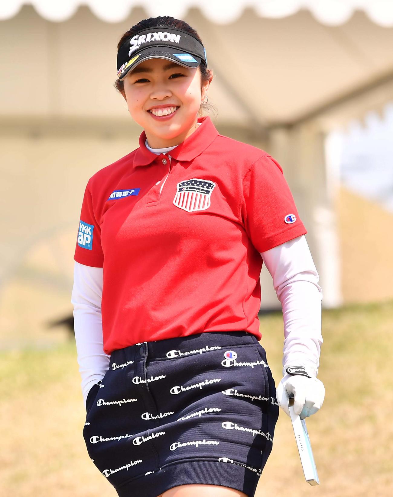 プロアマ戦を笑顔でラウンドする山下美夢有（撮影・上田博志）