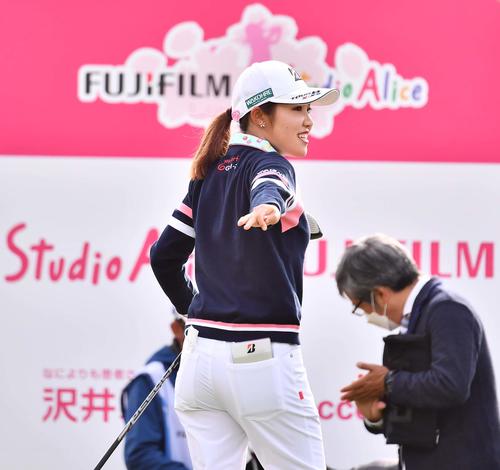 プロアマ戦をラウンドする古江（撮影・上田博志）