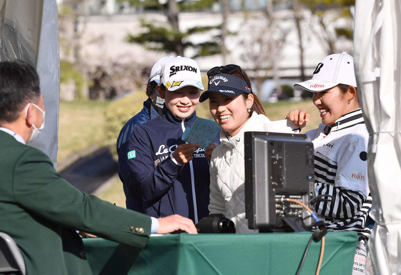 1番、予定時間が大幅に遅れるも笑顔でスタートする左から小祝さくら、西村優菜、古江彩佳（撮影・上田博志）