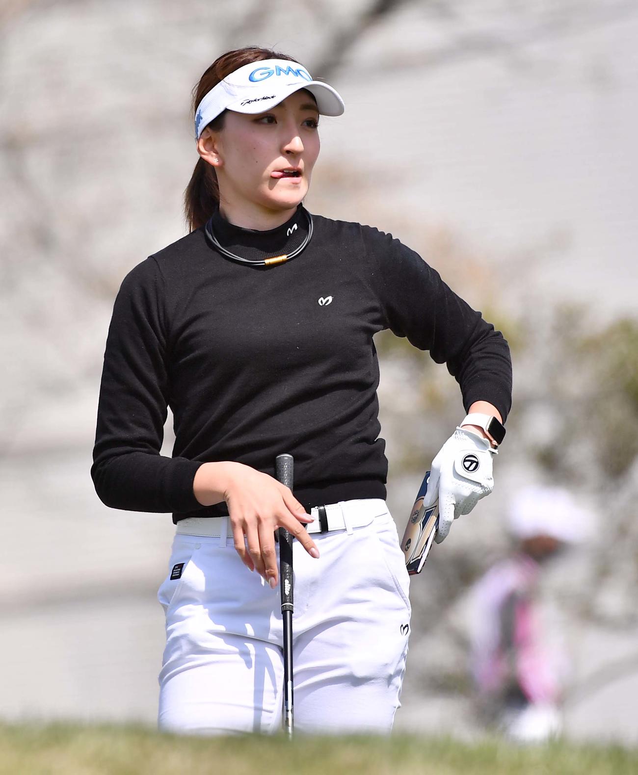 1番、ティーグラウンドで狙いを定める脇元華（撮影・上田博志）