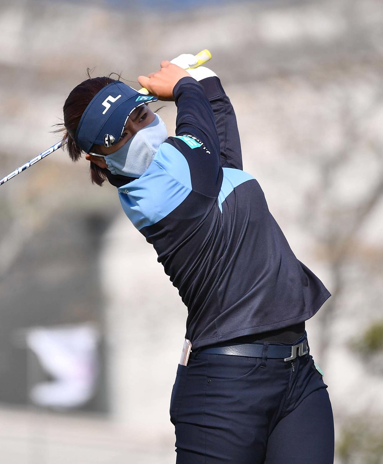 1番、ティーショットを放つ岡山絵里（撮影・上田博志）