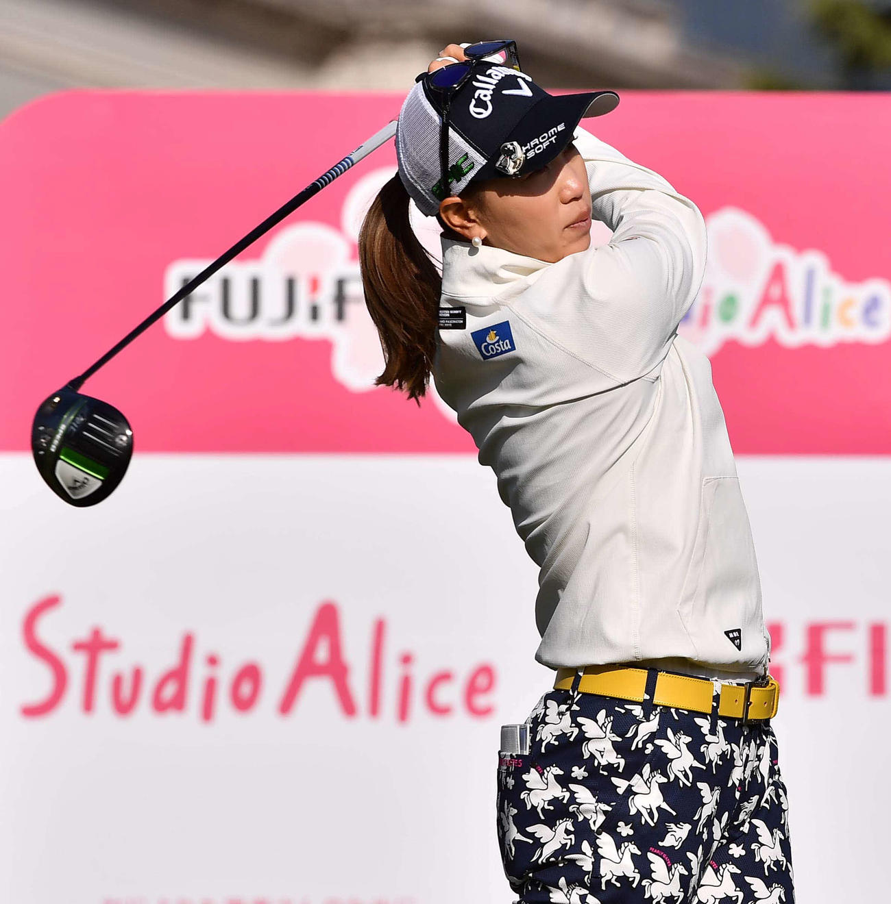 1番、ティーショットを放つ上田桃子（撮影・上田博志）