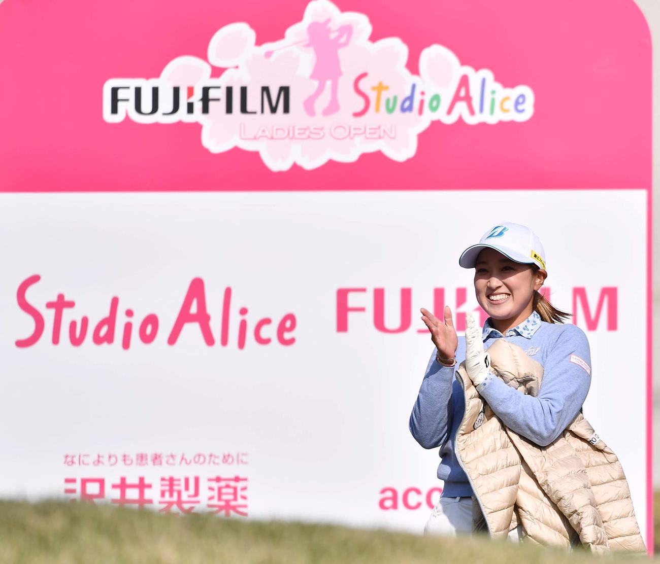 1番、ティーグラウンドで笑顔を見せる高木優奈（撮影・上田博志）