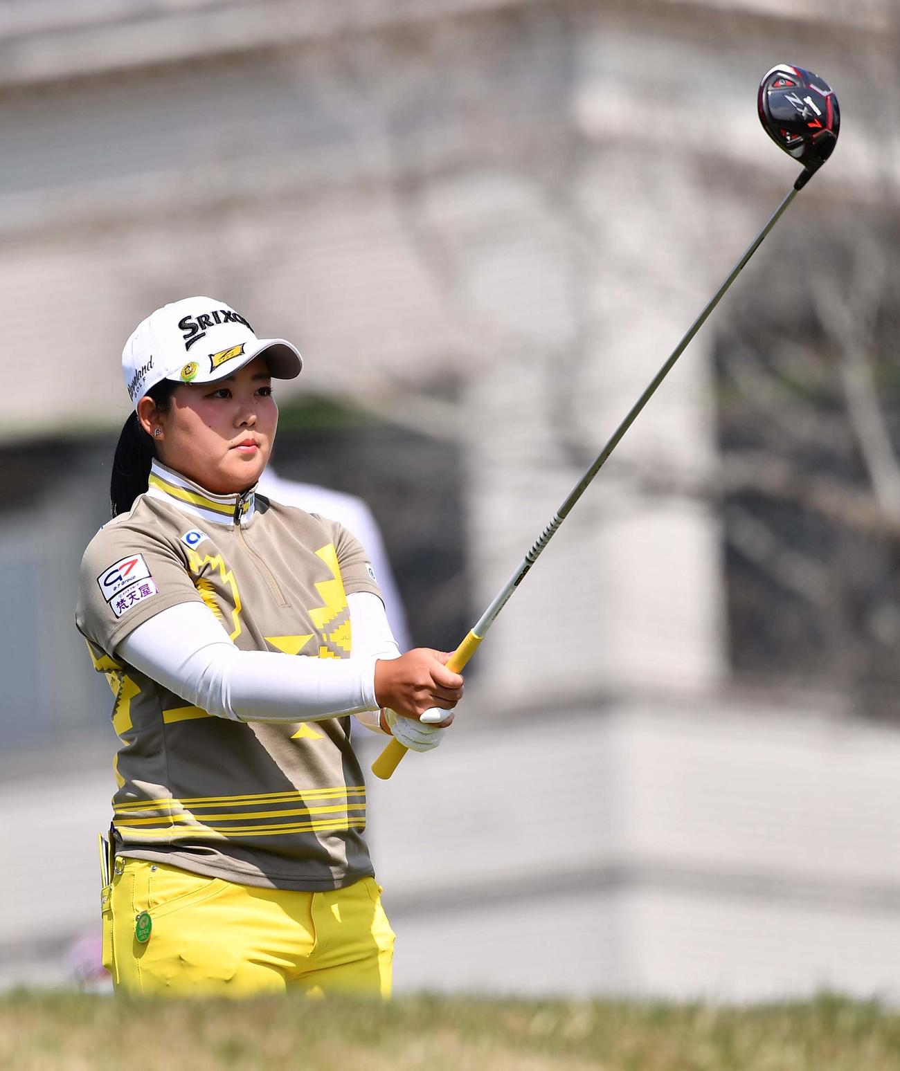 1番、ティーグラウンドで狙いを定める浅井咲希（撮影・上田博志）