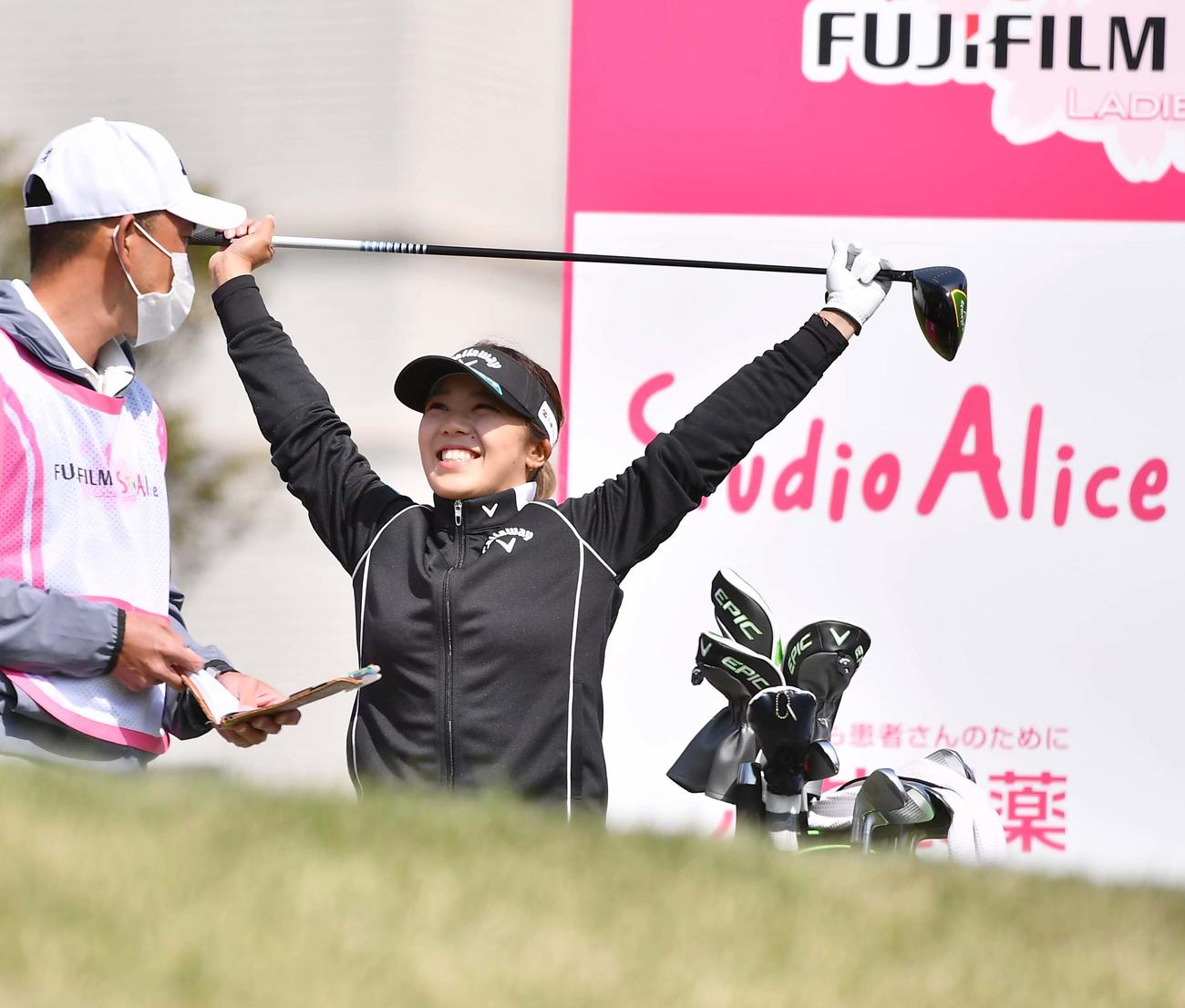 1番、ティーグラウンドで笑顔を見せる田中瑞希（撮影・上田博志）
