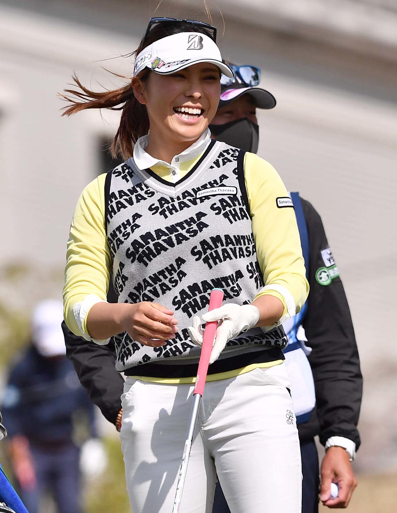 1番、ティーグラウンドで笑顔を見せる堀奈津佳（撮影・上田博志）
