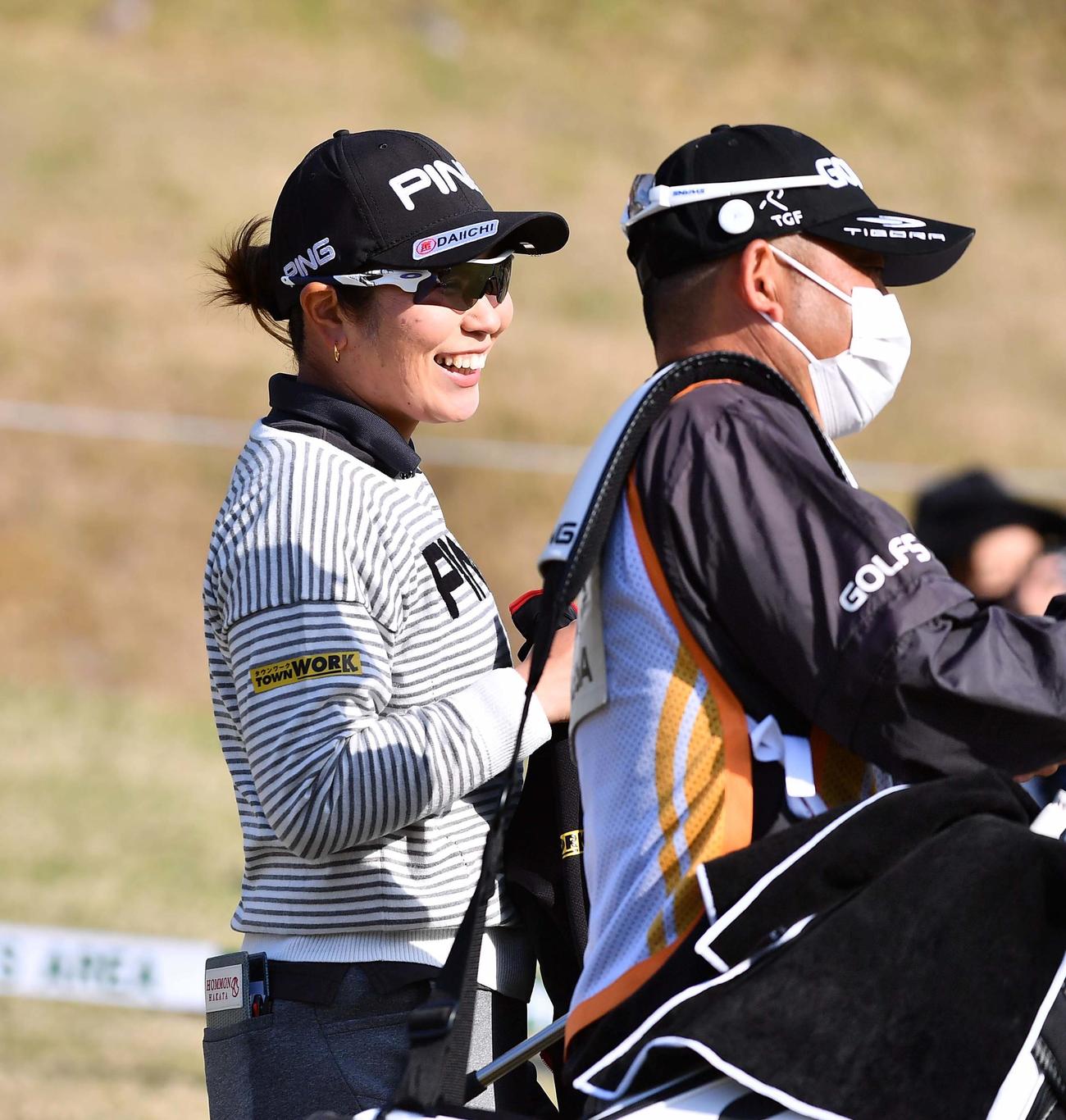 1番、笑顔を見せる比嘉真美子（撮影・上田博志）