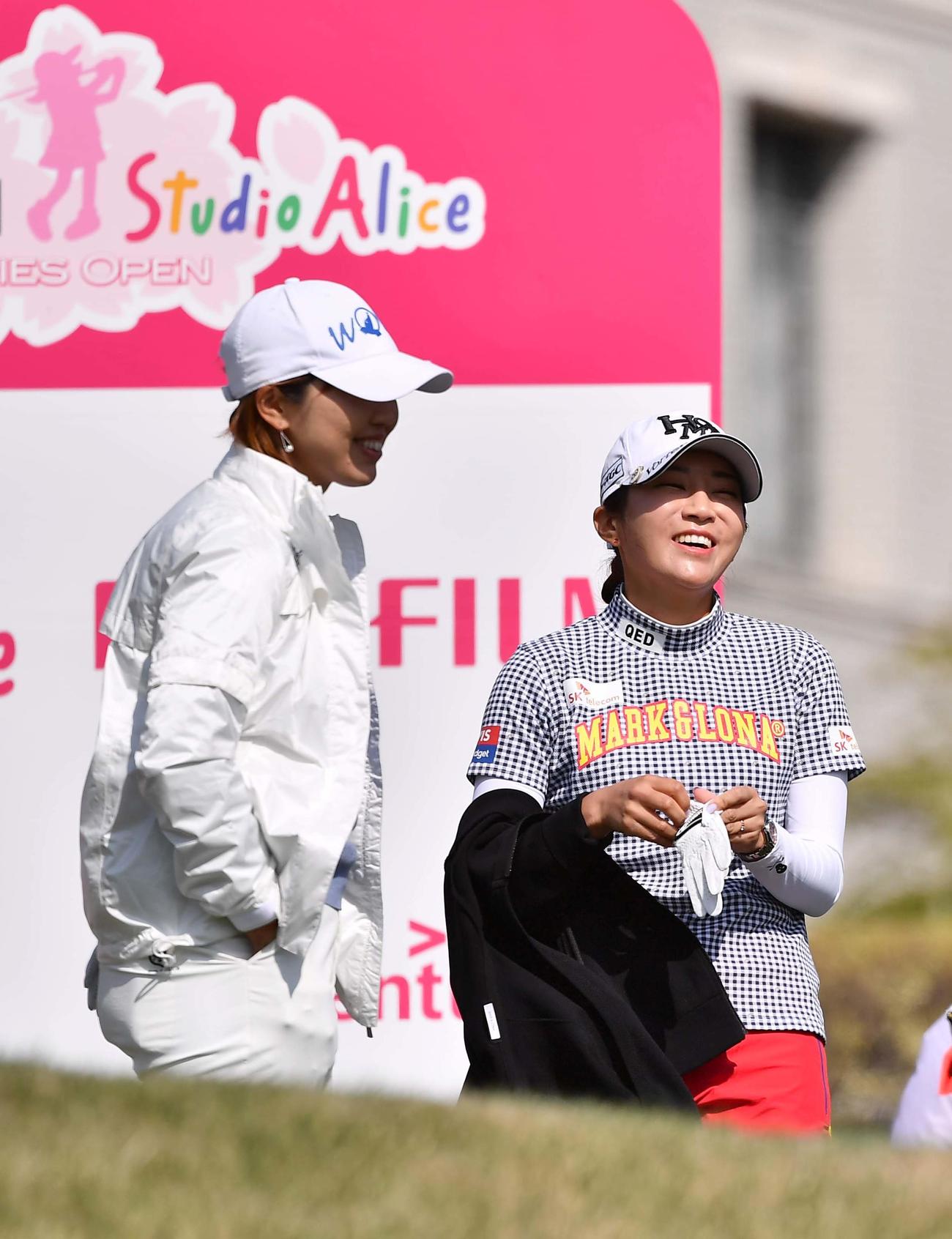 1番、ティーグラウンドで笑顔を見せるイ・ボミ（右）と葭葉ルミ（撮影・上田博志）