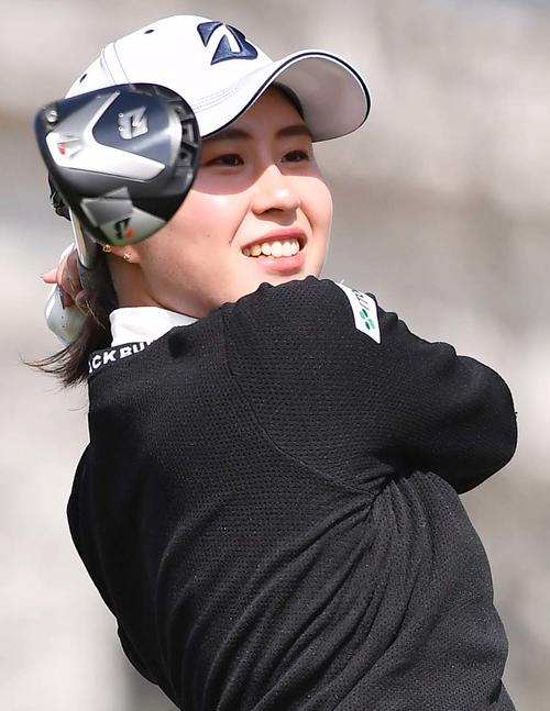 1番、ティーショットを放つ大里桃子（撮影・上田博志）