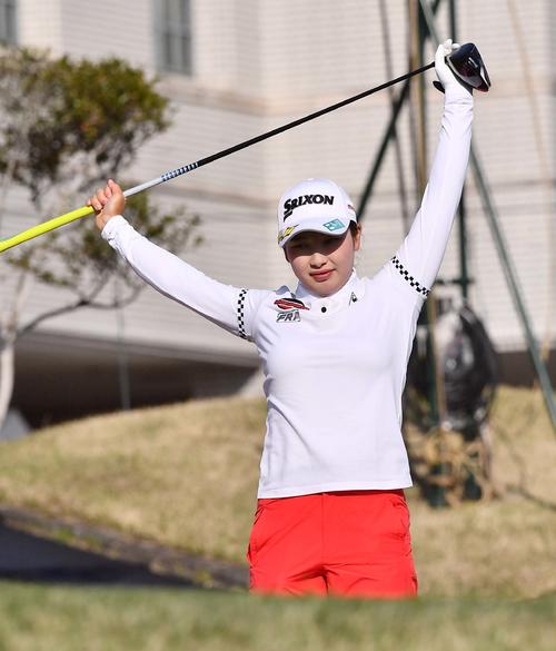 1番、ティーグラウンドで準備運動をする小祝さくら（撮影・上田博志）