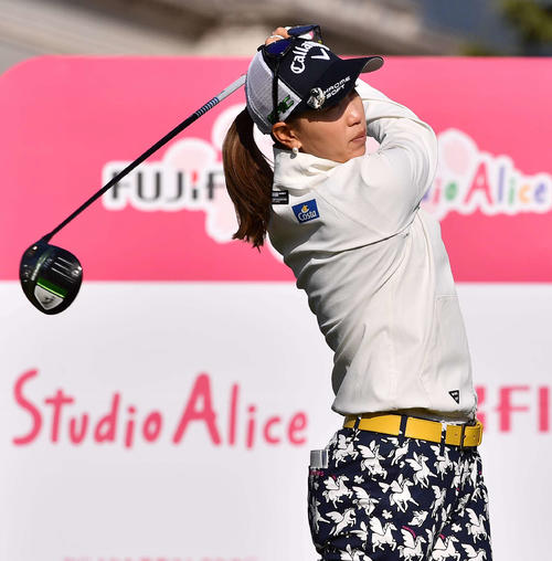 1番、ティーショットを放つ上田桃子（撮影・上田博志）