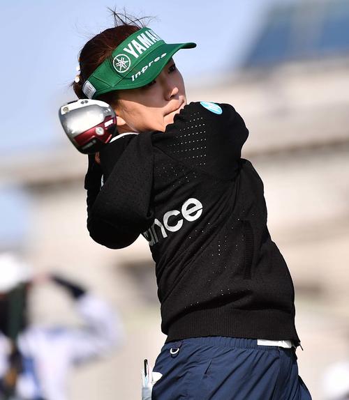 1番、ティーショットを放つ有村智恵（撮影・上田博志）