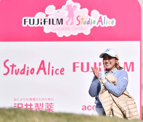 1番、ティーグラウンドで笑顔を見せる高木優奈（撮影・上田博志）