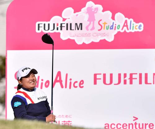1番、ティーグラウンドで笑顔を見せる鈴木愛（撮影・上田博志）