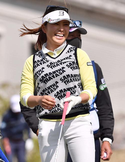 1番、ティーグラウンドで笑顔を見せる堀奈津佳（撮影・上田博志）