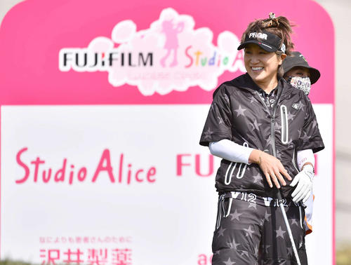 1番、ティーグラウンドで笑顔を見せる藤本麻子（撮影・上田博志）
