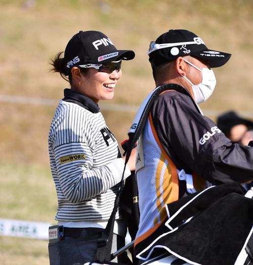1番、笑顔を見せる比嘉真美子（撮影・上田博志）