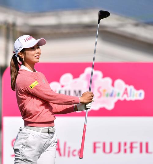 1番、ティーグラウンドで笑顔を見せる金沢志奈（撮影・上田博志）